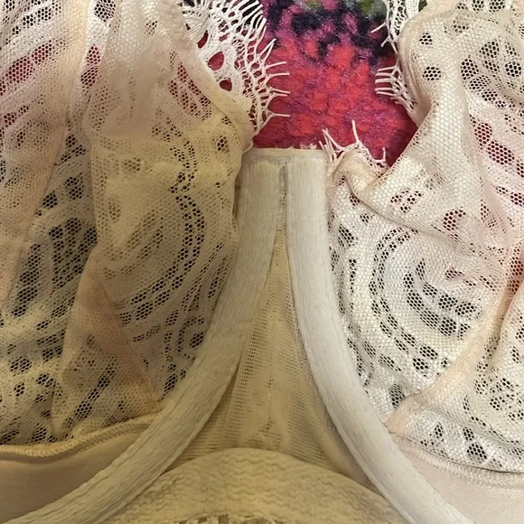 GENTLY WORN VICTORIA’S SECRET LACE BRA SZ 36DDD - Picture 8 of 9